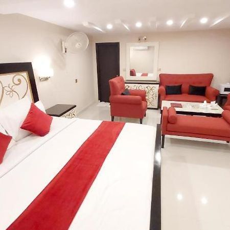 Hotel Mairona Gulberg Лахор Екстер'єр фото