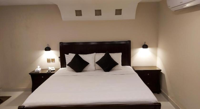 Hotel Mairona Gulberg Лахор Екстер'єр фото