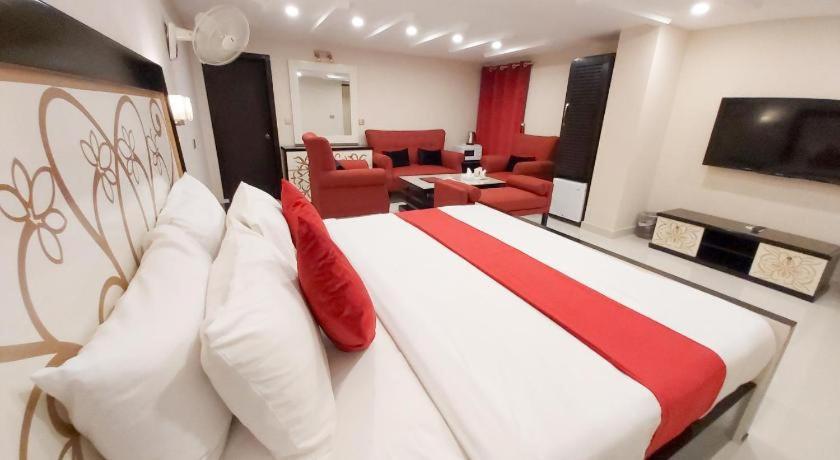 Hotel Mairona Gulberg Лахор Екстер'єр фото
